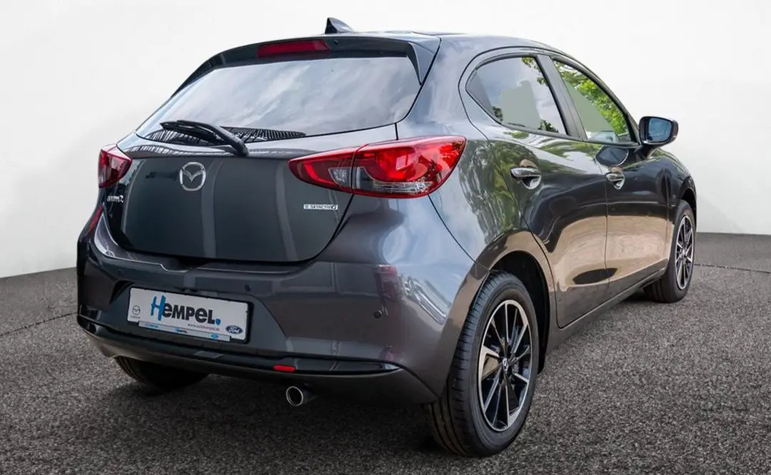 Heck eines Mazda 2 in der Farbe machine-grey, der auf dem Hof des Autohauses Hempel in Braunschweig steht.